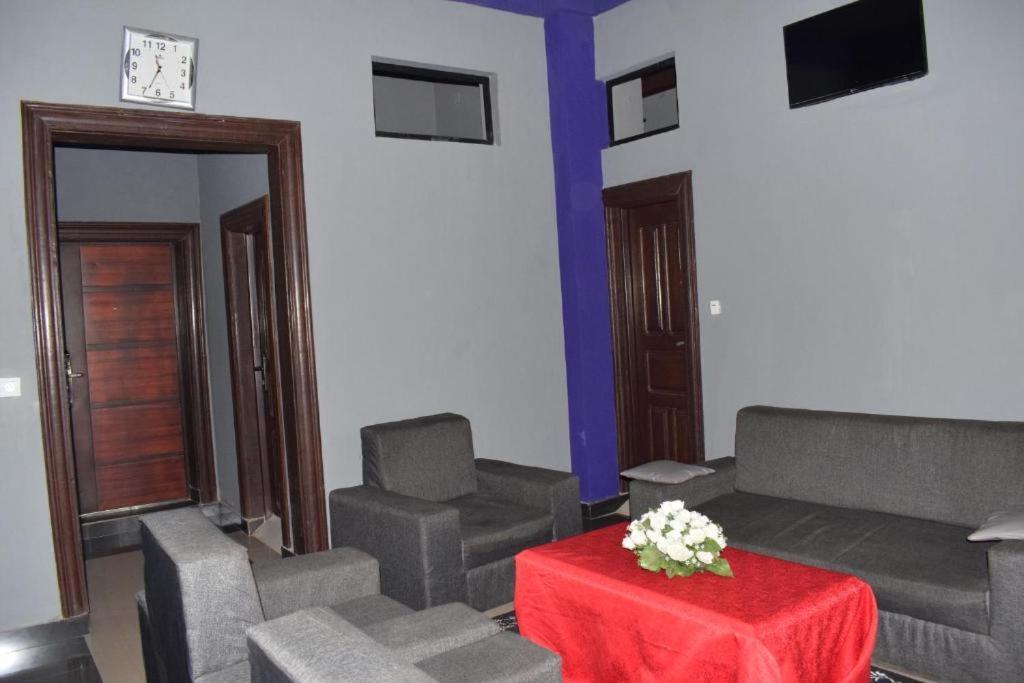 Hotel Kangaroo บุจัมบุรา ภายนอก รูปภาพ