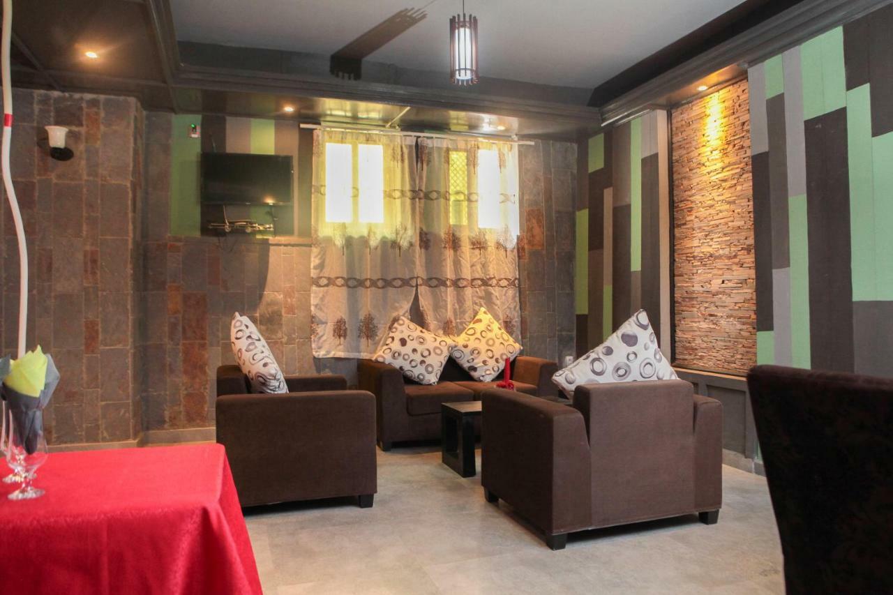 Hotel Kangaroo บุจัมบุรา ภายนอก รูปภาพ